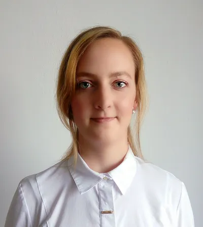 přívětivá mladá žena